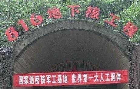 1966年2月，毛主席单独召见周总理。会谈时，主席突然靠近总理，压低声音说道：“