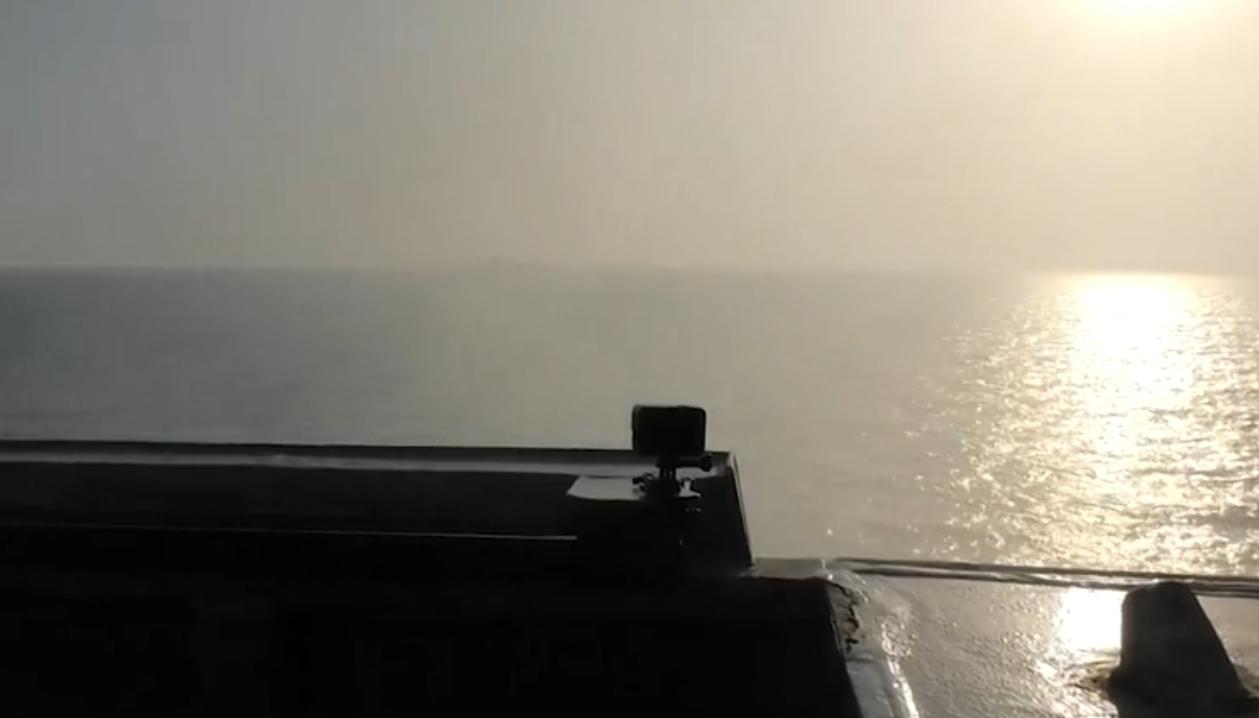 伊朗军方警告称，在周日美军在阿曼湾向一艘挂伊朗旗帜的集装箱船开火并扣押后，将作出