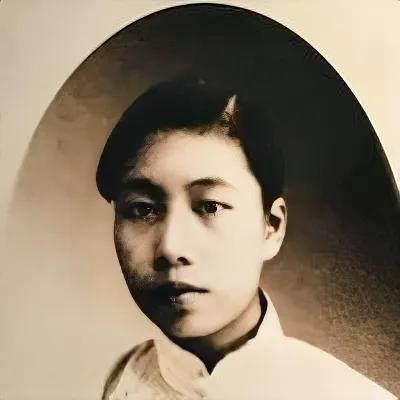 在上海，周家成了文青沙龙，一次，许广平当面半开玩笑地说：“我有300块钱，没有与