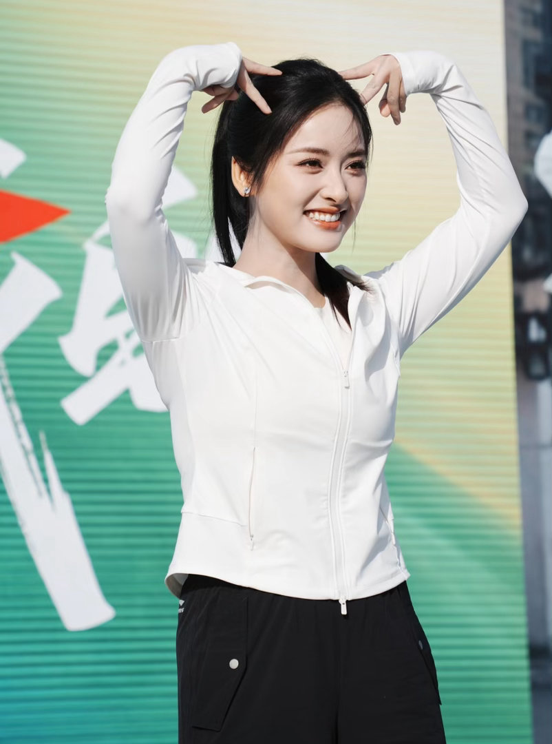 沈月预告哭了亲爱的客栈 咱就是说客栈的氛围也太好了吧，大家一起吃饭聊天超暖心，连