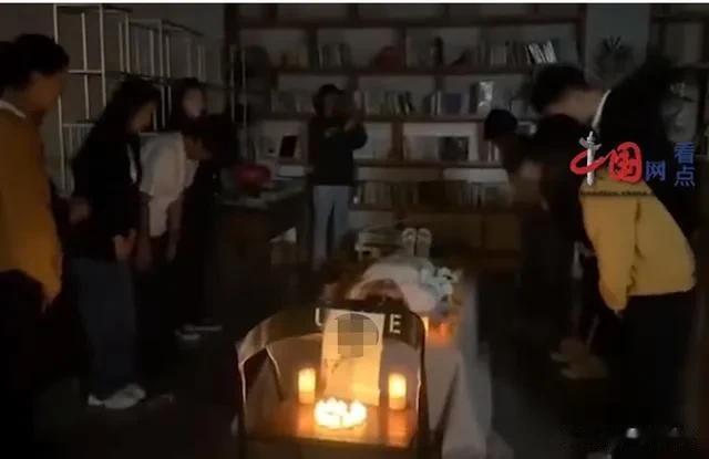 真会玩？25岁女生花3天为自己办葬礼请朋友吃席：大家开始不理解，但我治愈了分手的