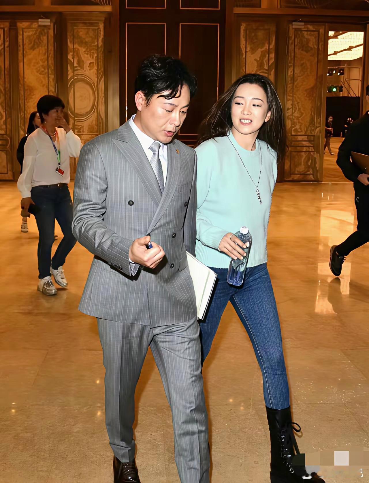 巩俐这状态也太绝了！岁月在她脸上是按了暂停键吧巩俐这脸哪里有半点岁月痕迹啊，轮廓