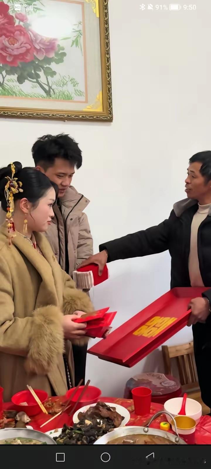 破防！心碎了，继女出嫁，云南远嫁安徽，出嫁当日，继父将新郎下的彩礼钱10万块钱，