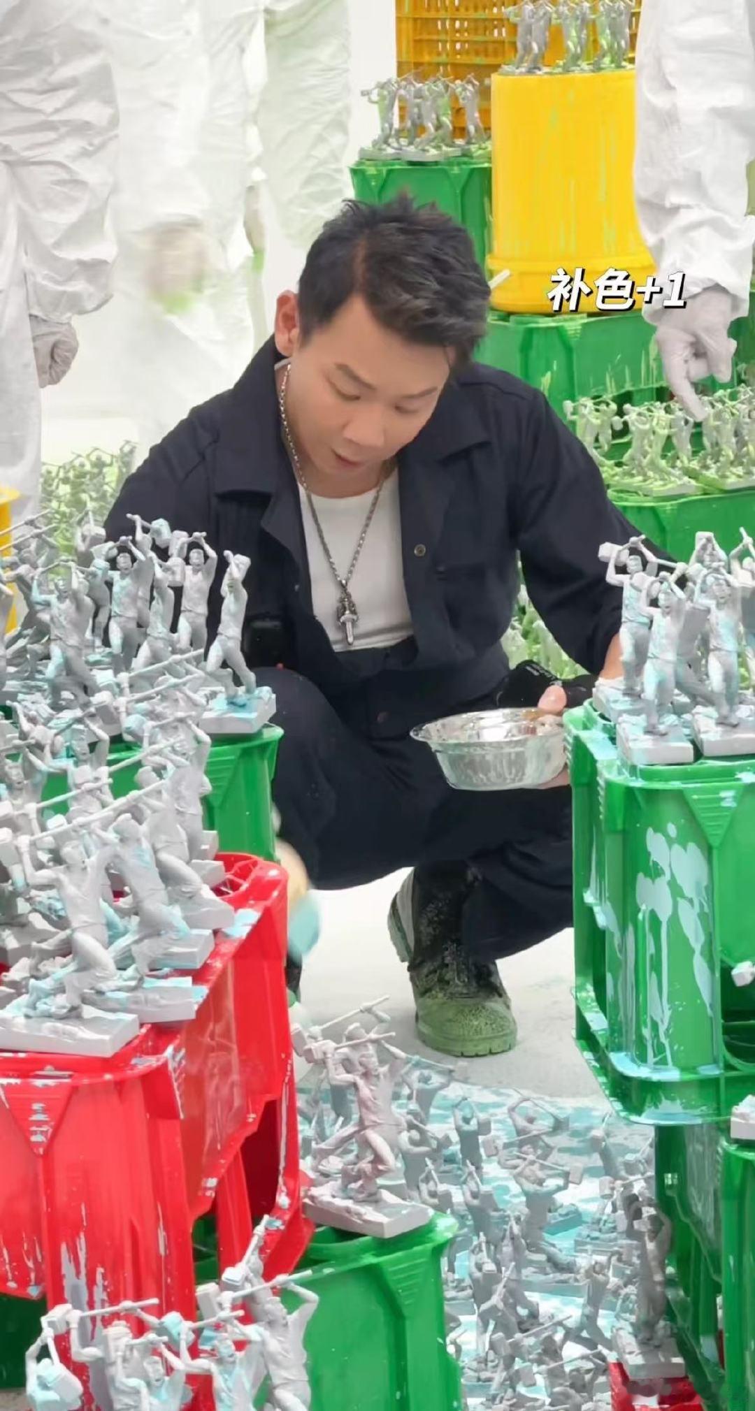 陶喆亲手喷了9119个公仔 天呐！这也太拼了吧！9119个公仔亲手喷漆上色，连小