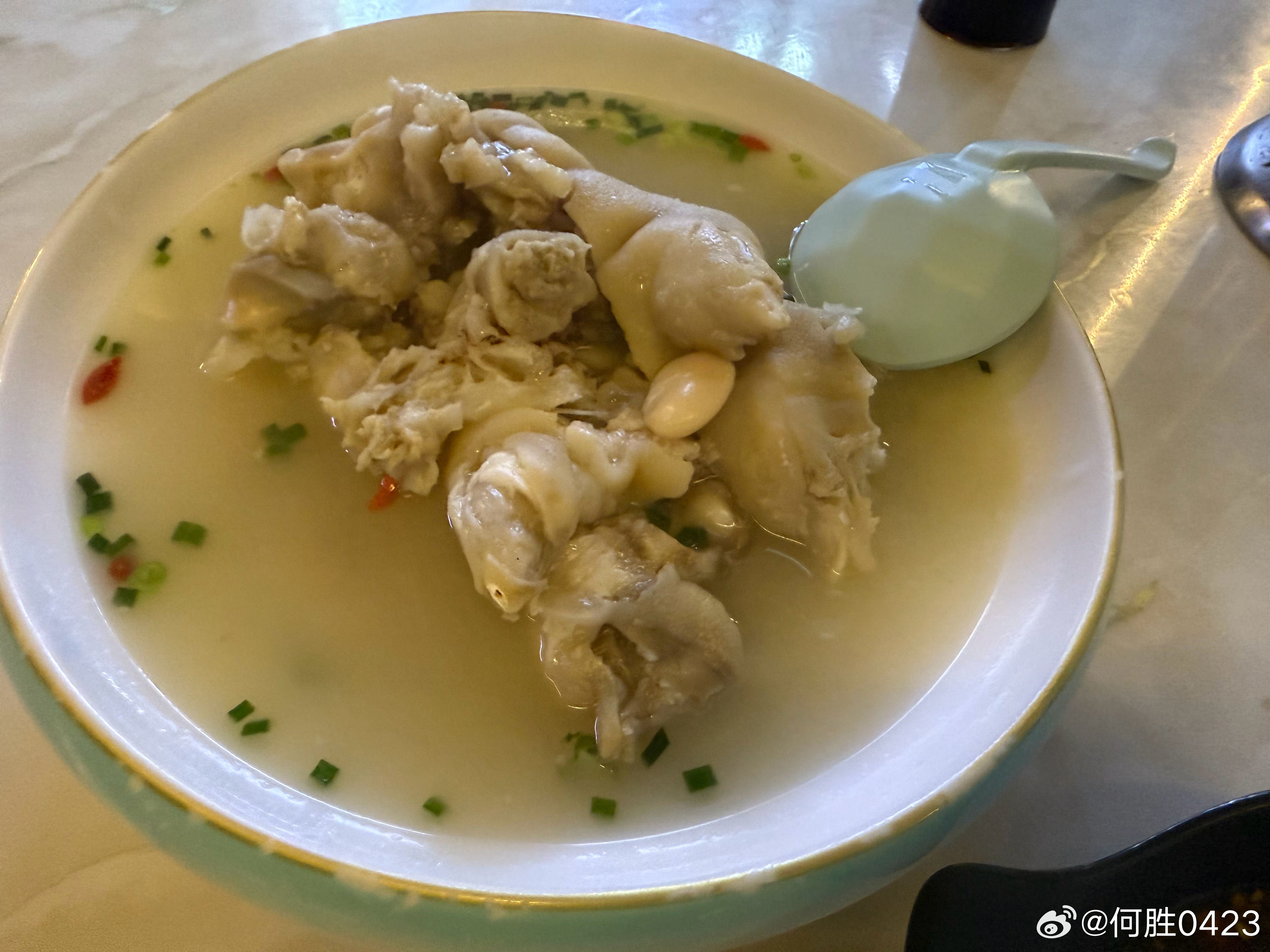 都还没睡吧？那我发点吃的，成都比较出名的老妈蹄花，我不知道是不是正宗的，我感觉比