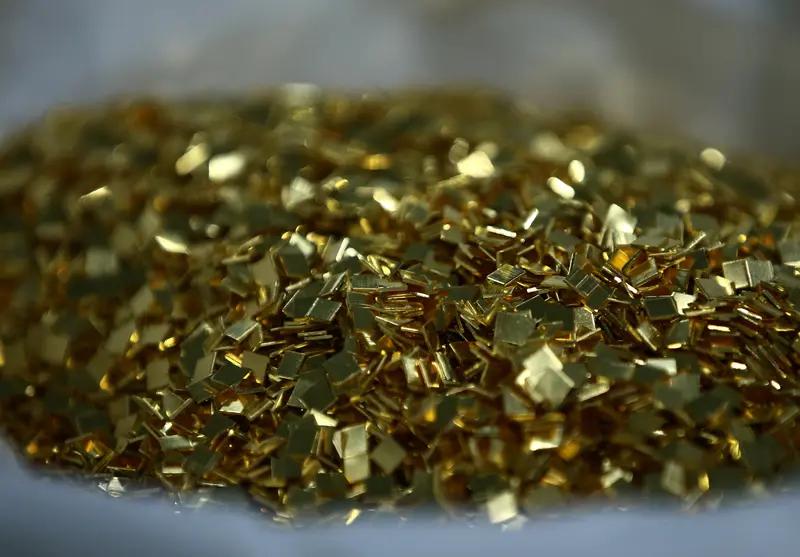 “男子用SIM卡炼出191克黄金”这事儿上热搜后可引发了不少关注。当事人@客家炼