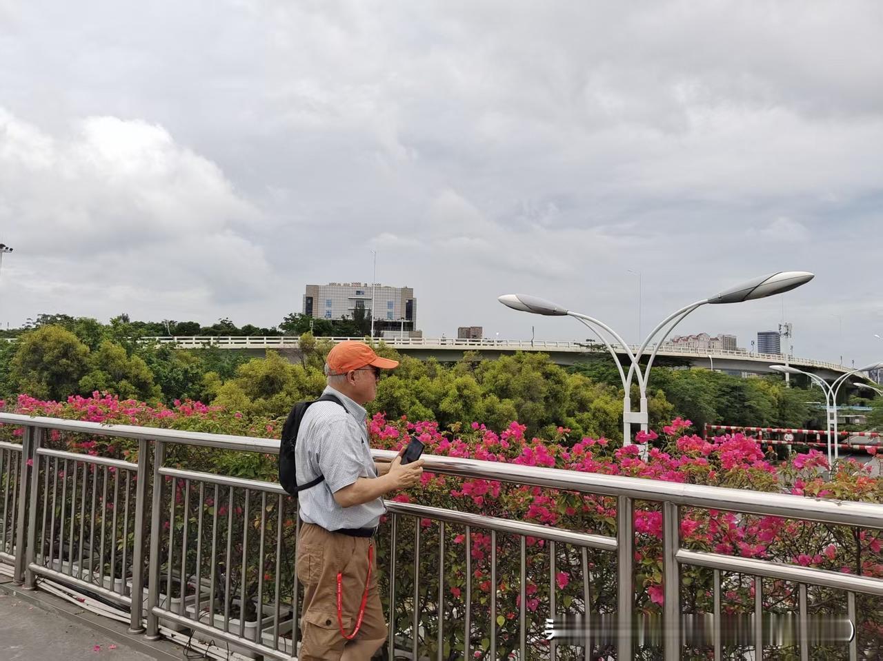 与郭冠英老师共度逛吃时光，一路闲谈美食，老人家体魄强健，精气神十足。