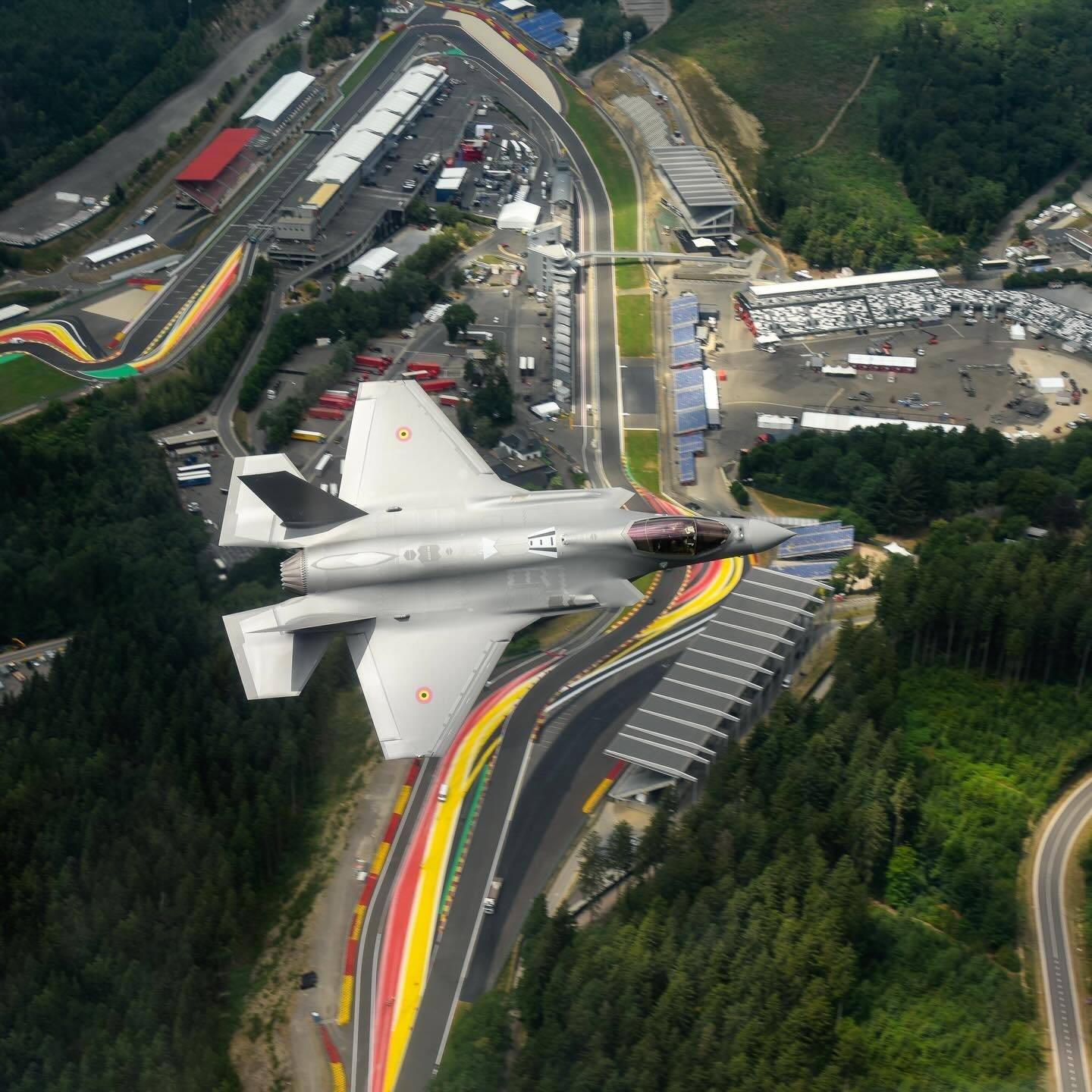 比利时空军F-35A战斗机飞越斯帕-弗朗科尔尚赛道。在昨天结束的2026赛季F1