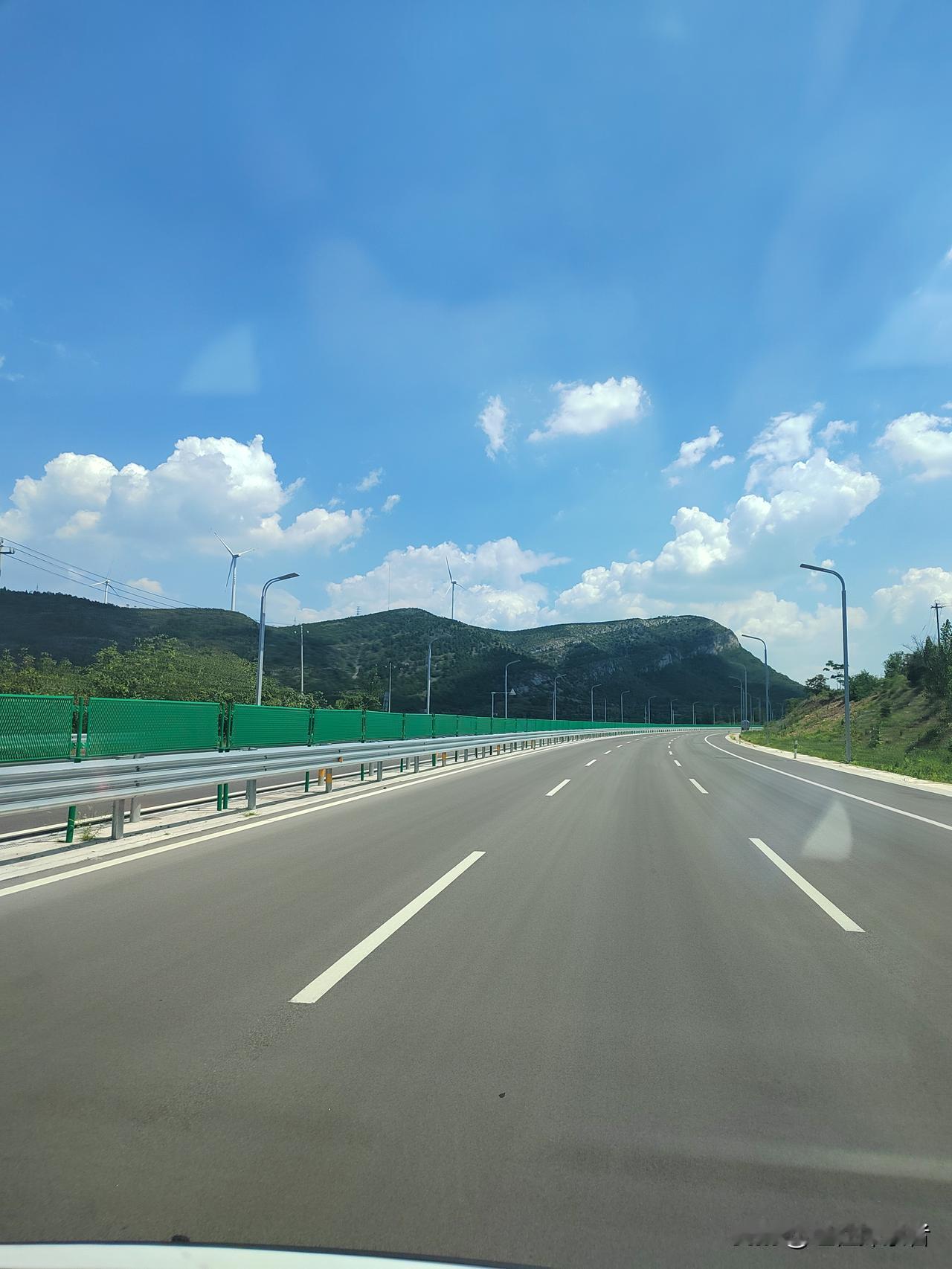 晒图笔记大赛这种在路上飞驰的感觉，大概就是旅行最迷人的地方吧，仿佛所有的烦恼都被