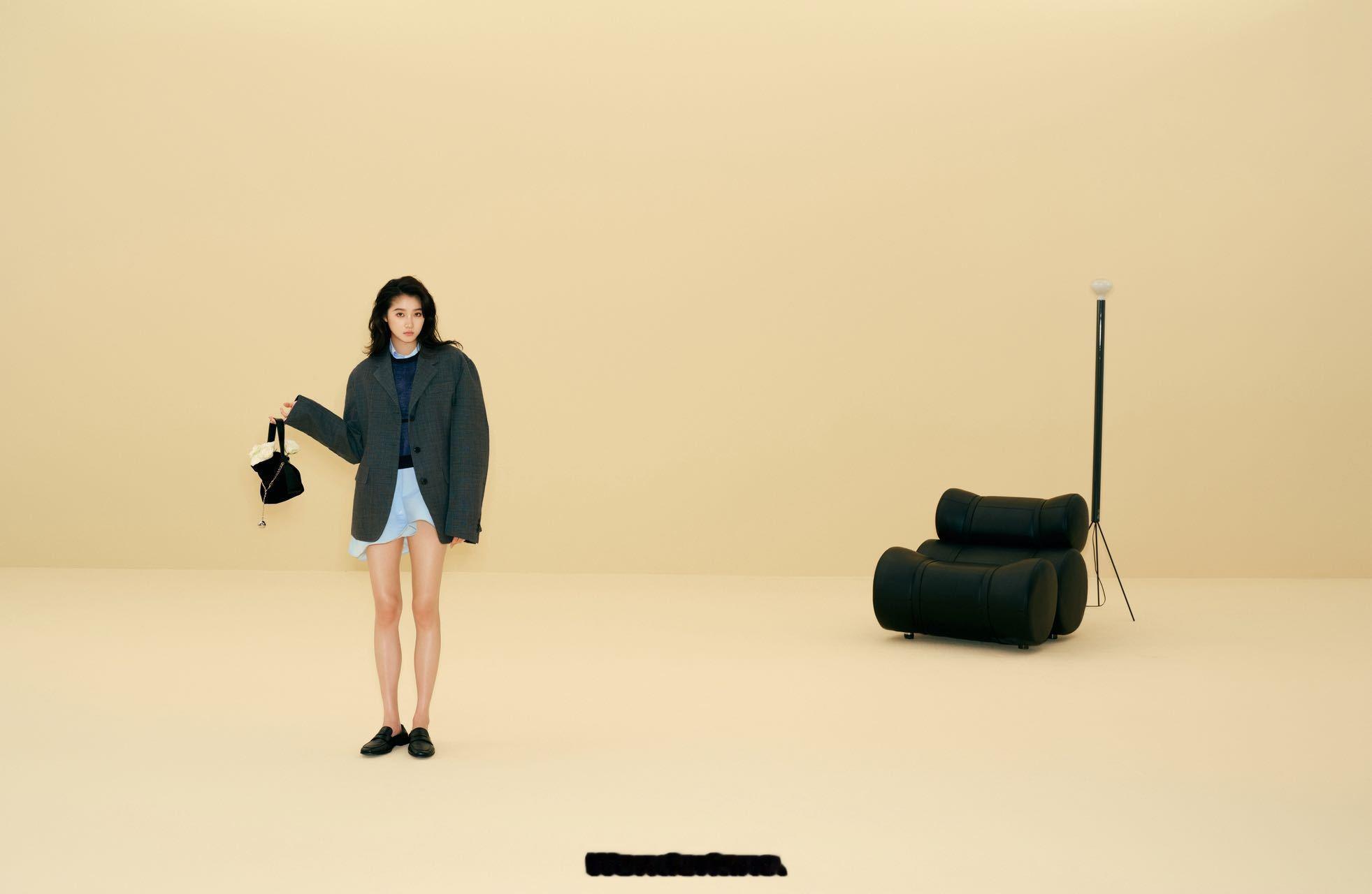 关晓彤Wonderland封面大片关晓彤驰风少女大片 简约中见真章！关晓彤封面大