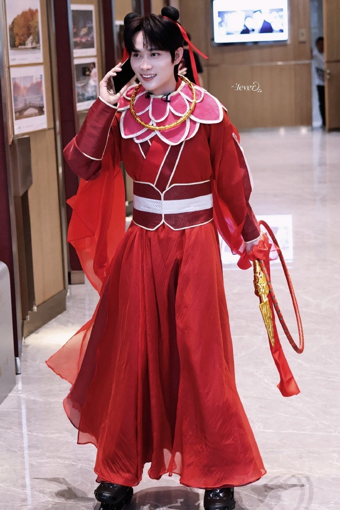 #井胧cos哪吒妥妥的显眼包##井胧哪吒造型配轮滑鞋# 井胧这哪吒cos太有个性