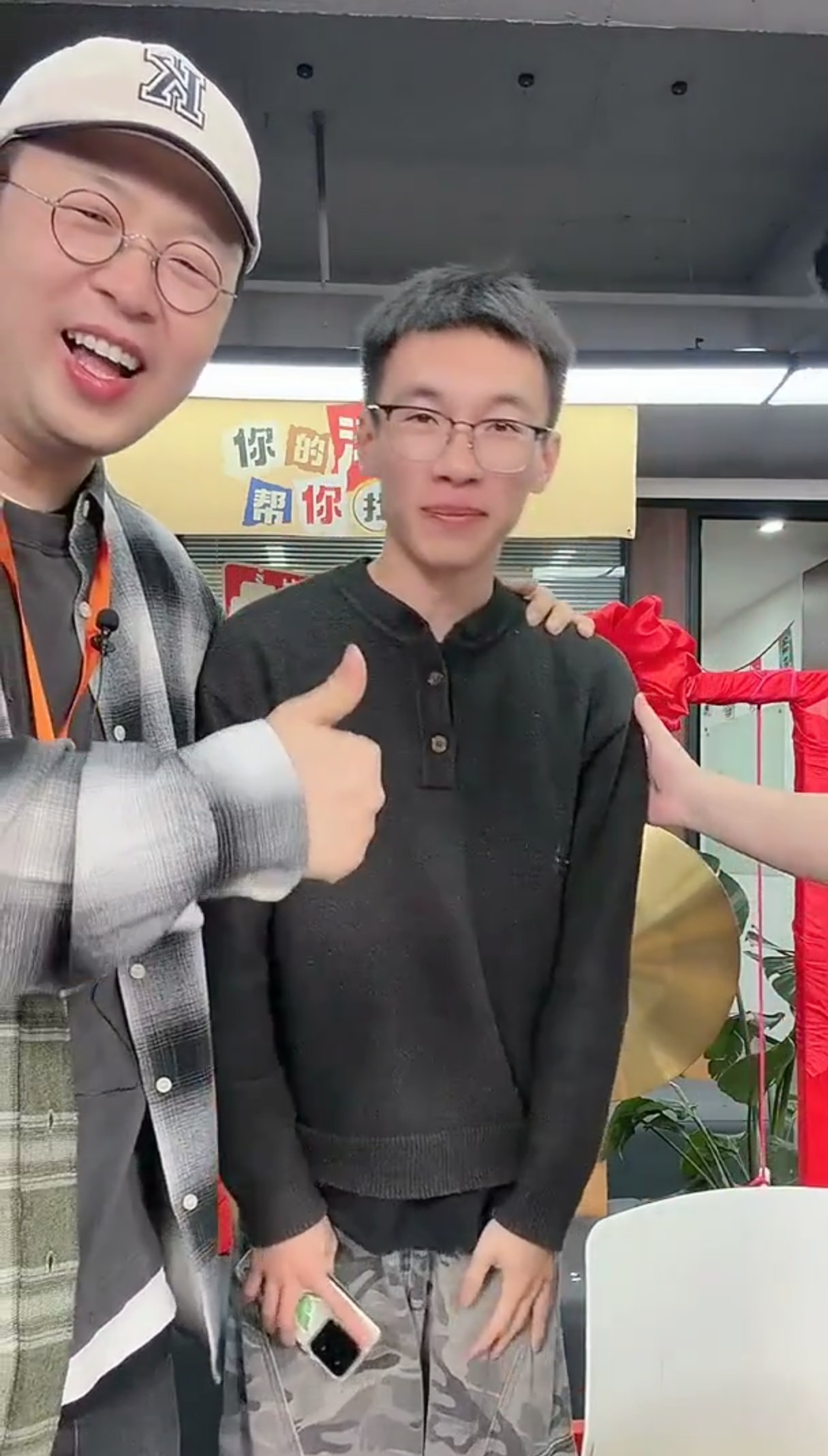 00后连夜奔赴杜海涛面试现场杜海涛直播找工作也太高效了！同IP直接约线下面试，0