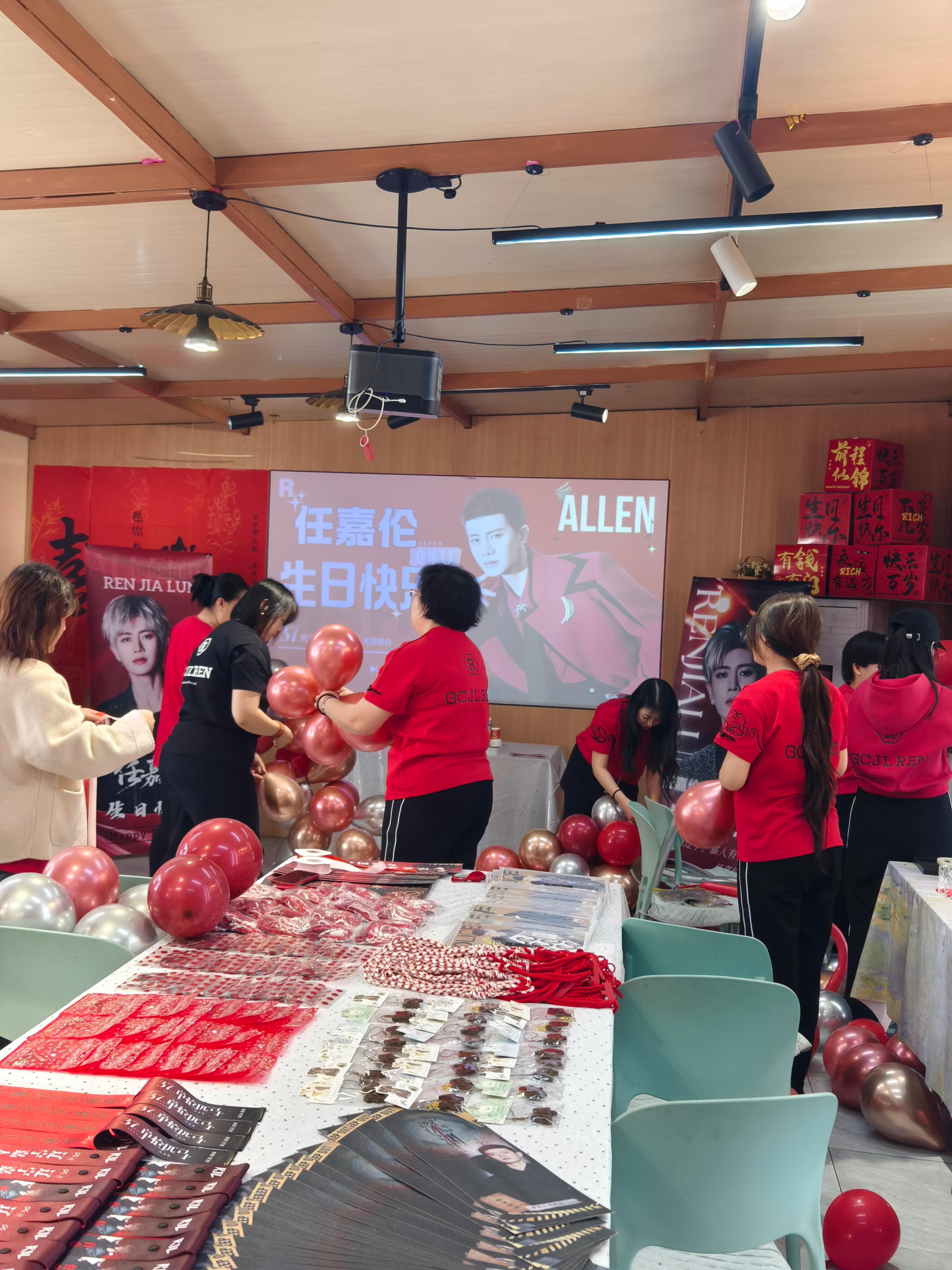 嘉人姐姐真的好有爱啊在为任嘉伦生日派对做准备而且她们经常聚会所以说哥哥一直拿粉丝