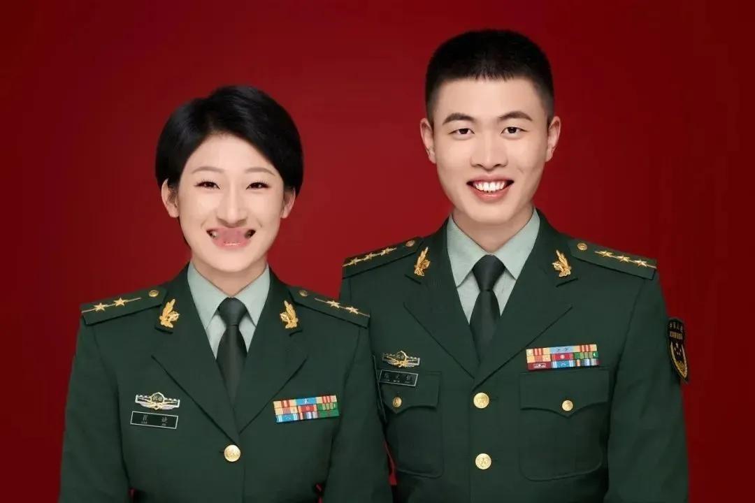 特战伉俪——陈文哲和崔婕
陈文哲，猎鹰突击队某特战大队队长。
他2014年9月进