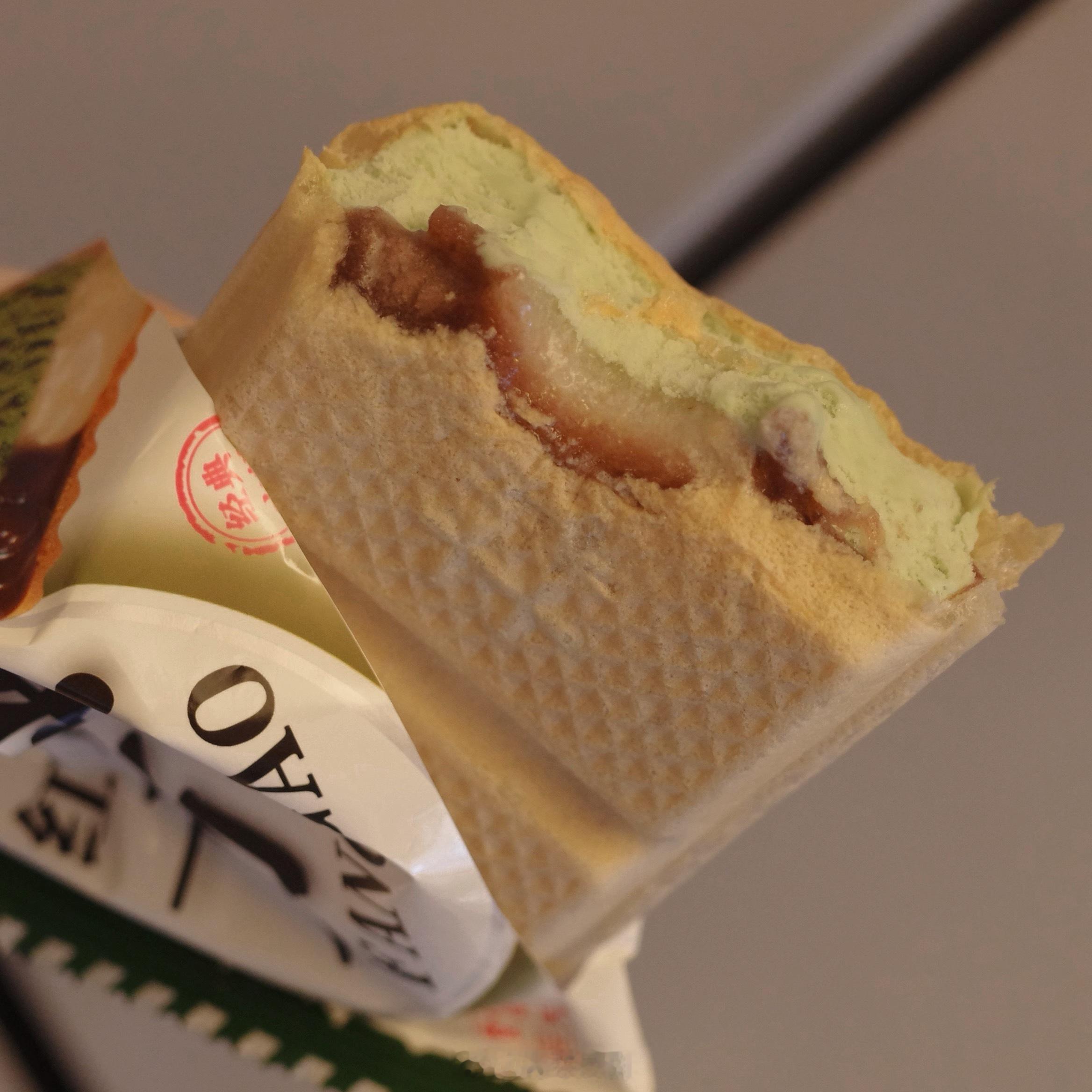 正在吃7.96元4根的礼拜天红豆糯米方糕里面的糯米饼 