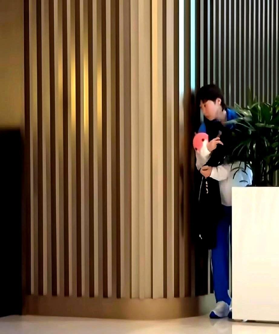 我跟你说个事儿你都得笑出声。

刚拿冠军的王曼昱，好好的大门不走，非要钻酒店挡板