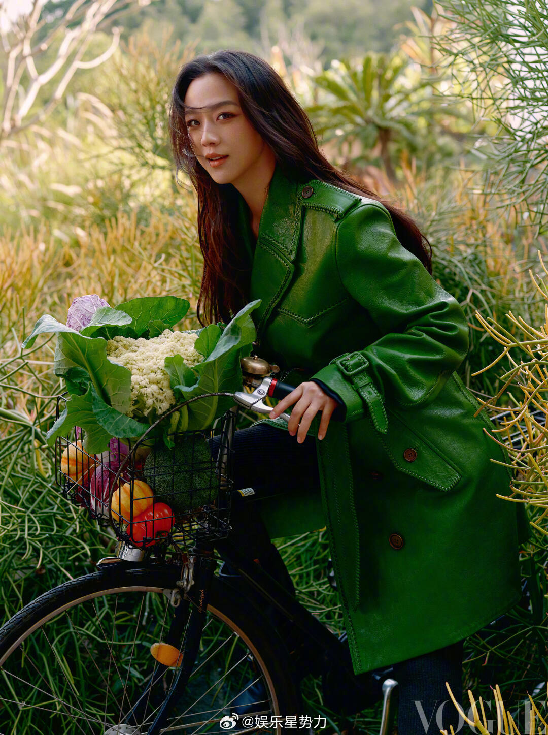汤唯VOGUE封面 女明星和她的菜园汤唯封面是在菜园里拍的 汤唯身穿高定时装置身