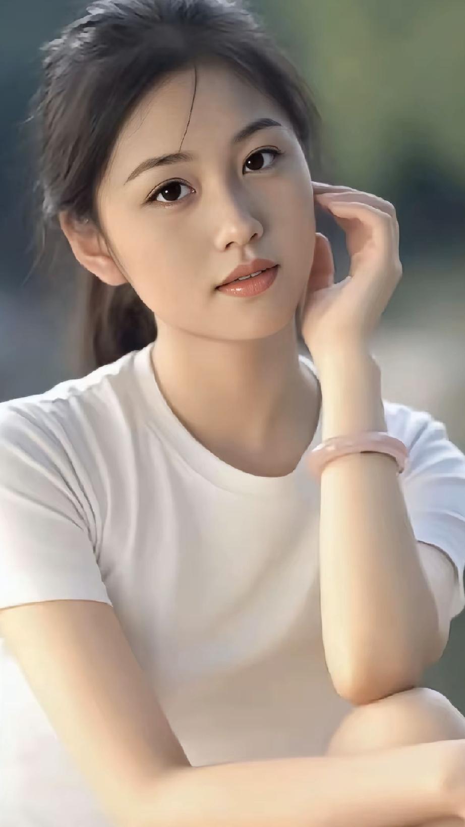 1、待人温柔是本心，不奢求人人理解
以前掏心掏肺对待身边人，事事迁就迁就，换来敷