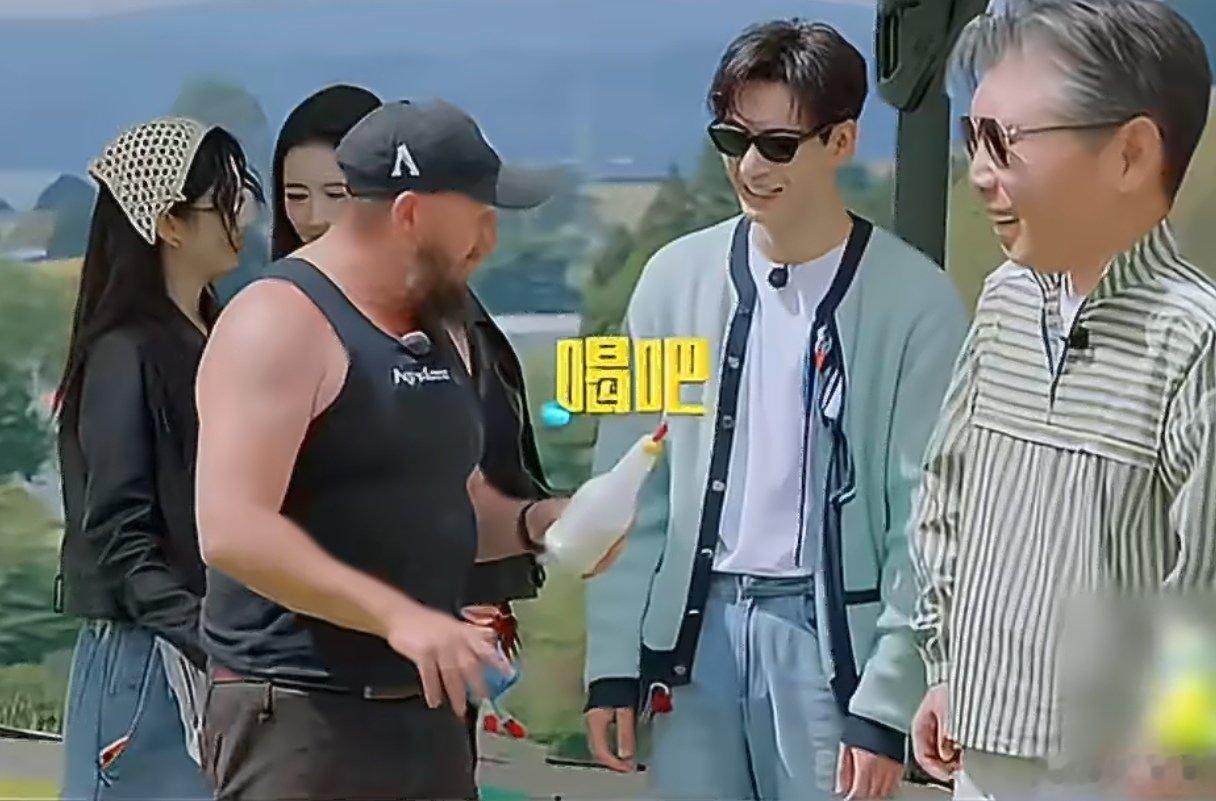 龚俊嫌弃的表情不像演的 龚俊用脸给了个吐槽 对方用衣角擦拭瓶口的操作太过意外，全