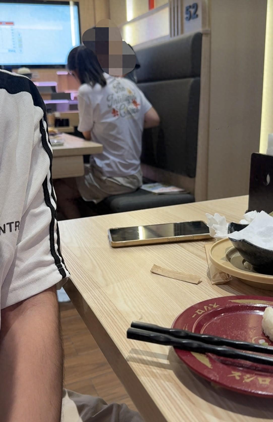 北京某饭馆里面，小男孩在座位撒尿，妈妈拿饮料杯子接，小孩还张嘴大喊：“谁要喝柠檬