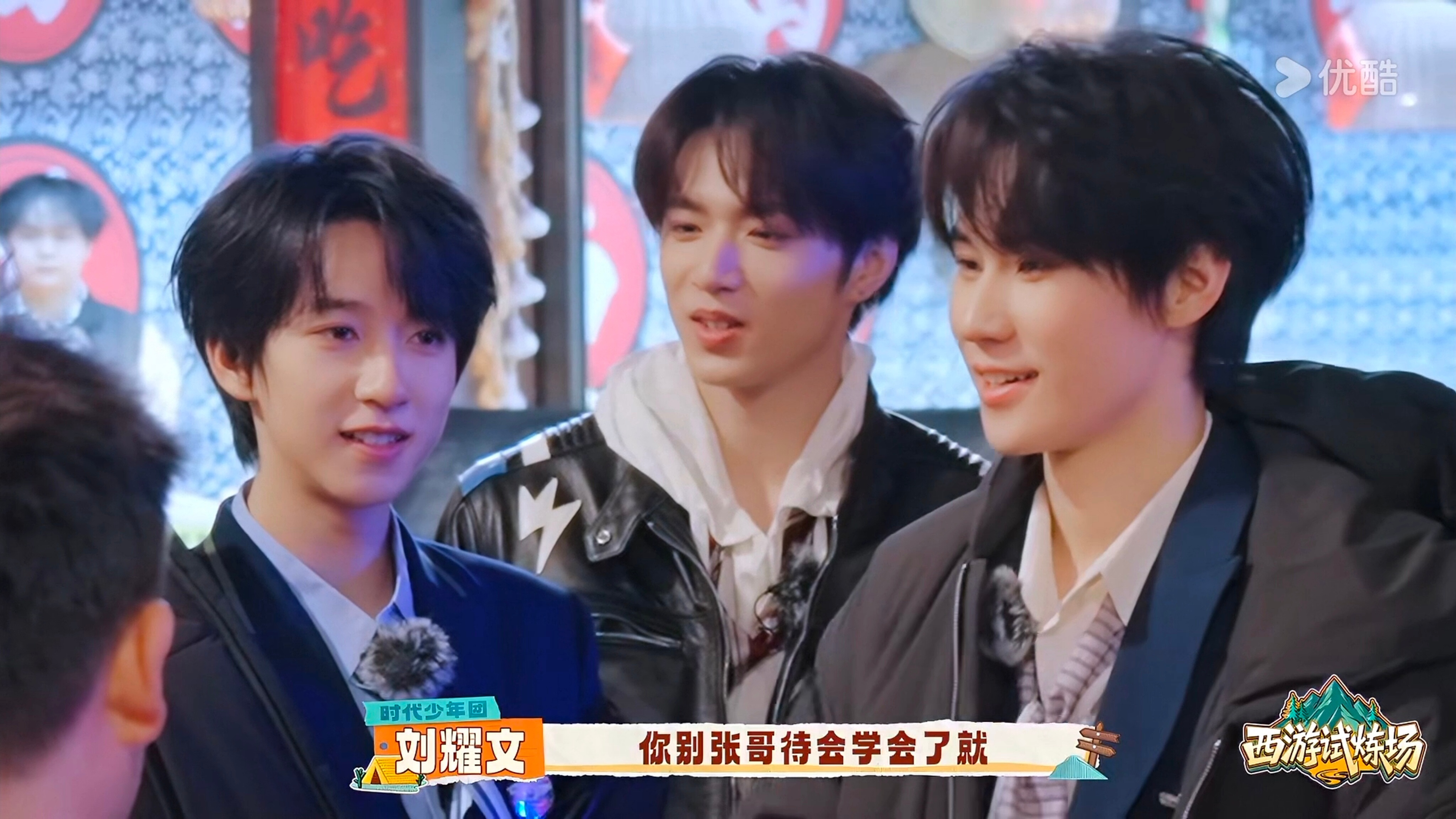 文霖 啊啊啊啊啊啊啊啊啊啊要干啥啊。。贺峻霖在认真看队友玩沙包的时候刘耀文就在后