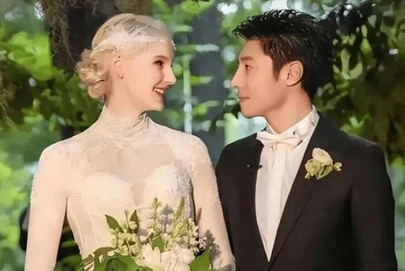 主持人问撒贝宁：“你跟老婆平时用什么语言交流？”撒贝宁说：“我跟她沟通不了，她讲