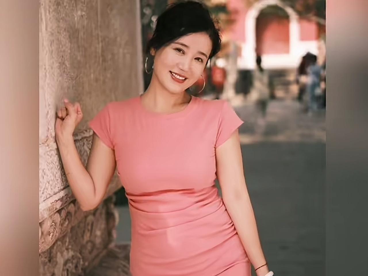 如果我不说，你能相信她已经50岁了吗？
这是演员张彤最近被人拍的户外照片，曾经电