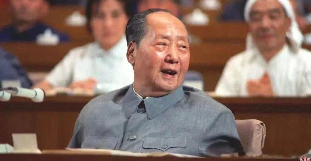 【“毛主席”三个字代表着什么！说的太好了！】        简简单单“毛主席”三