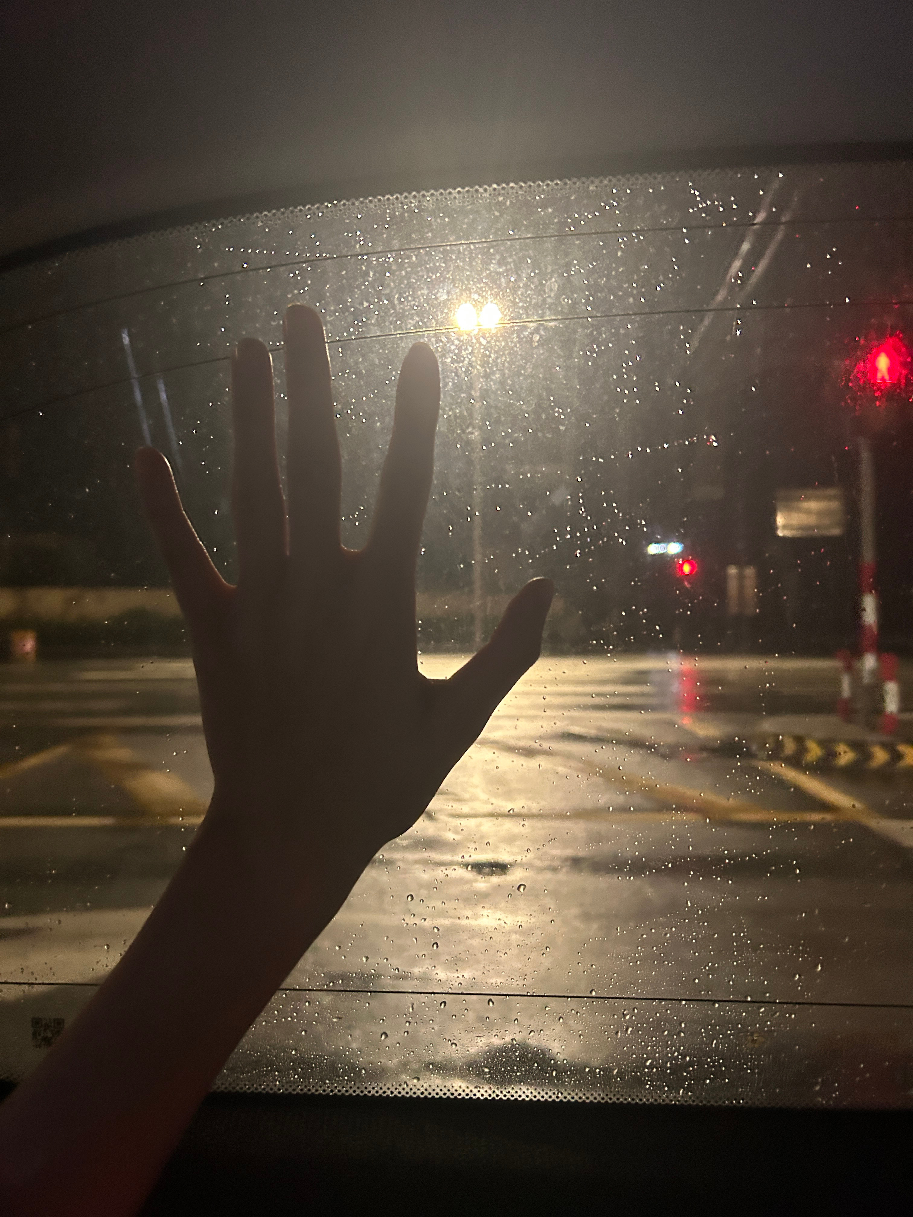 搞怪的不是红绿灯，不是时机，而是我数不清的犹豫。 ​​​