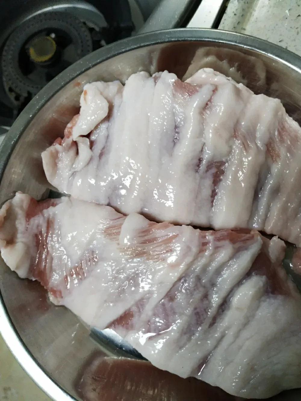 刘大妈，我邻居，去街上买东西了。正好家里小孩生病！没办法去买菜！

我给了她50