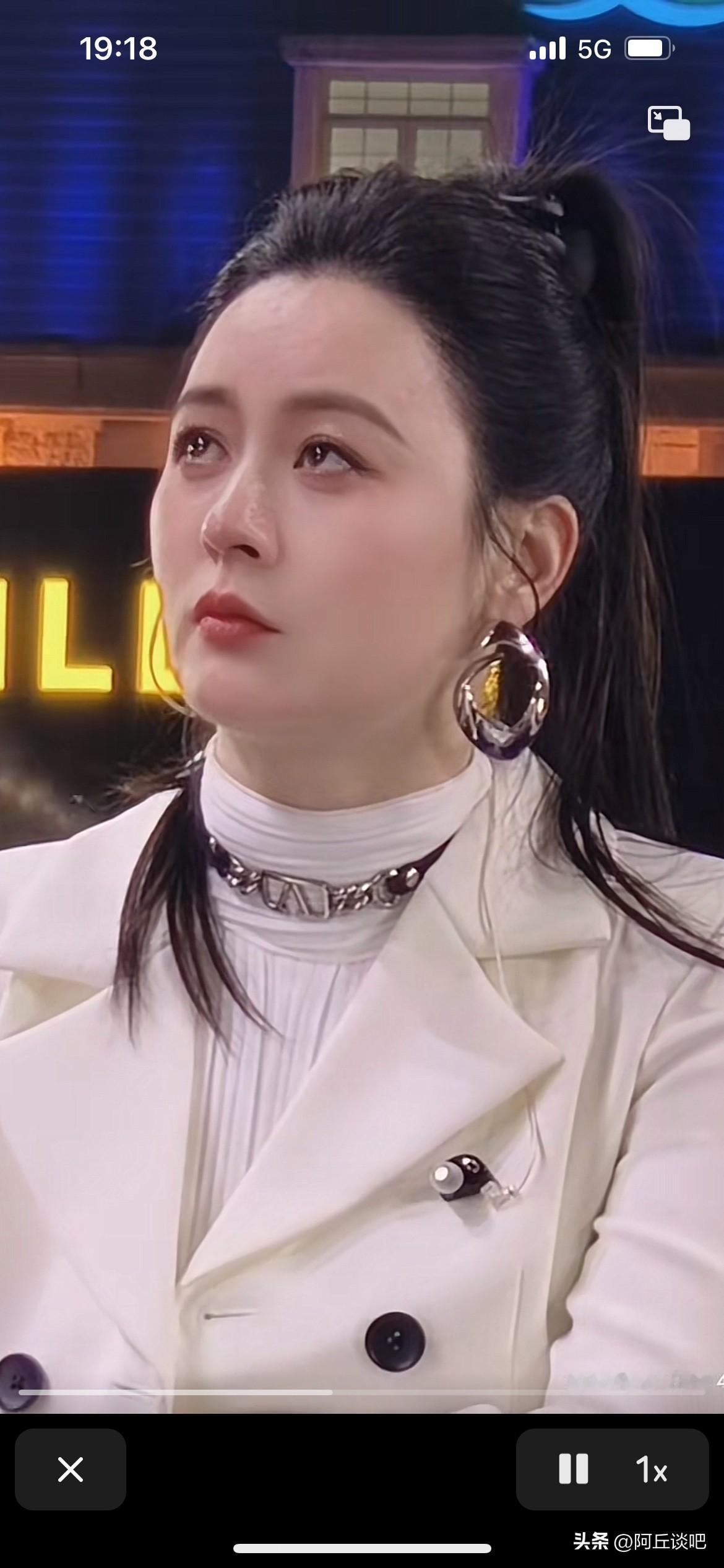 唐艺老师这次真的伤心欲绝，看看这种表情，一种生无可恋的感觉，不过这气质不凡，这种