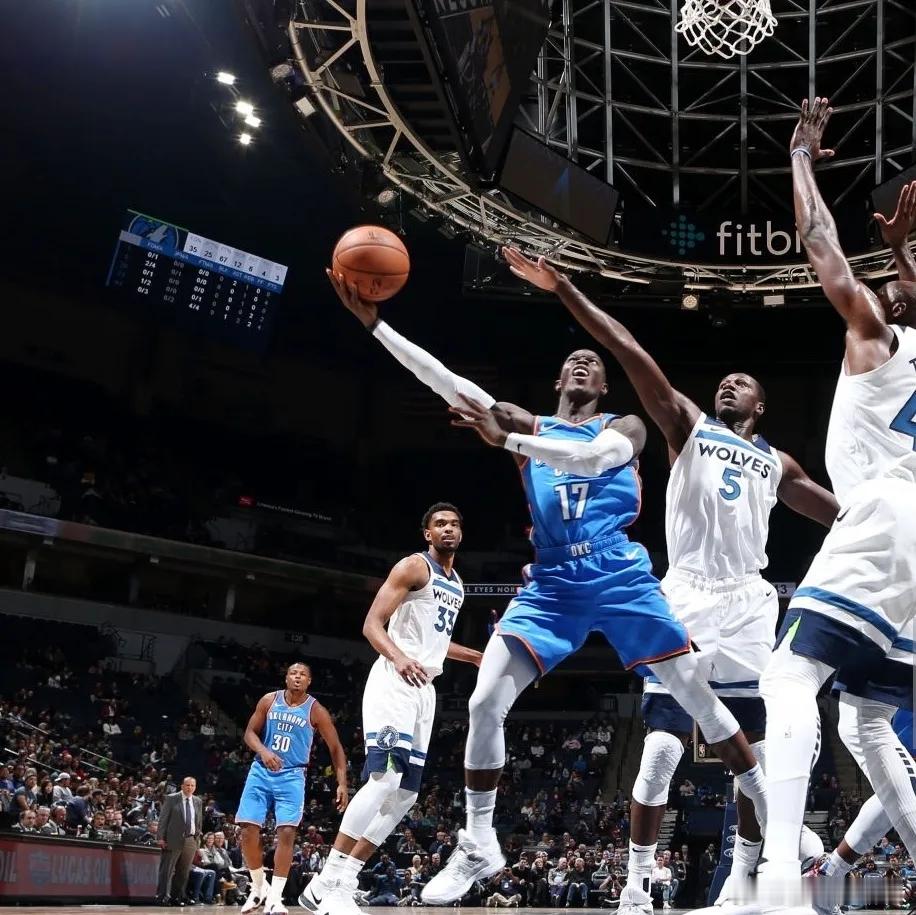 北京时间3月16日，NBA常规赛一场西部焦点战中，俄克拉荷马城雷霆队在主场以 1