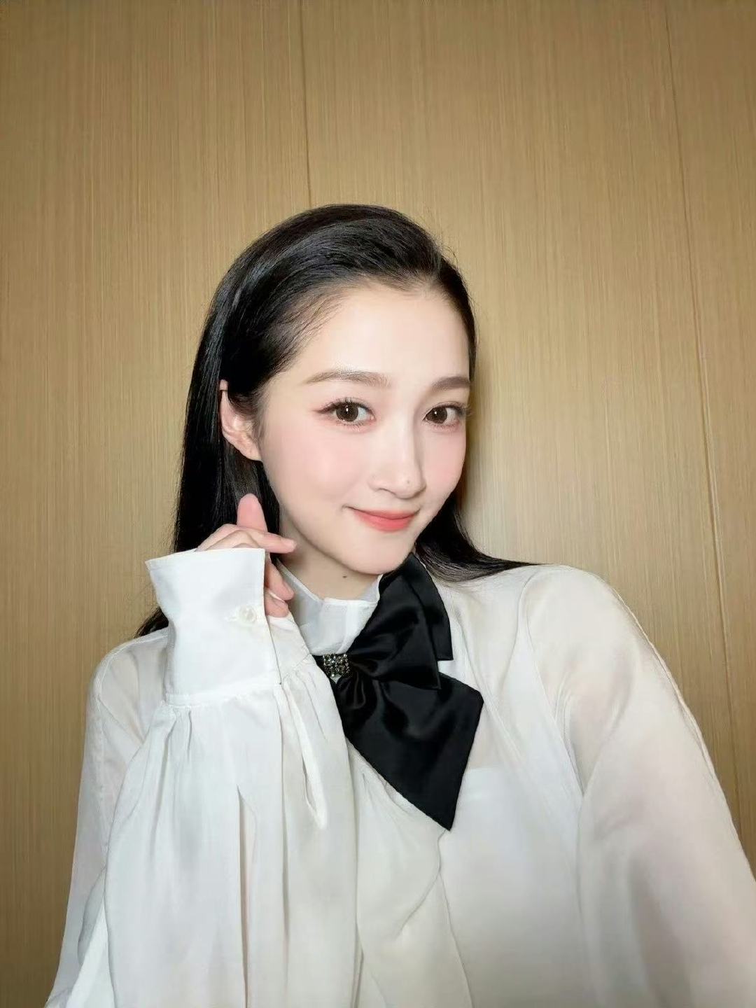 关晓彤分享新鲜的自己关晓彤脑袋比耶关晓彤分享新鲜的自己，哈哈哈哈这个脑袋比耶好可