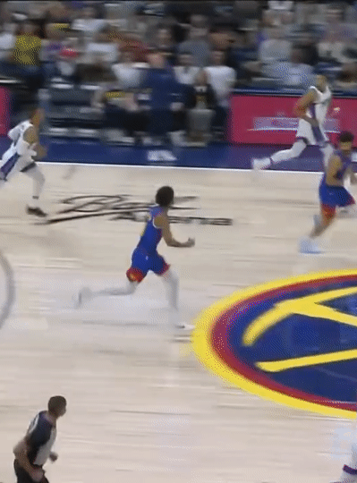 拉塞尔威斯布鲁克37岁了还能打出这种快攻，确实拿的工资太低了，威少至少还是千万年