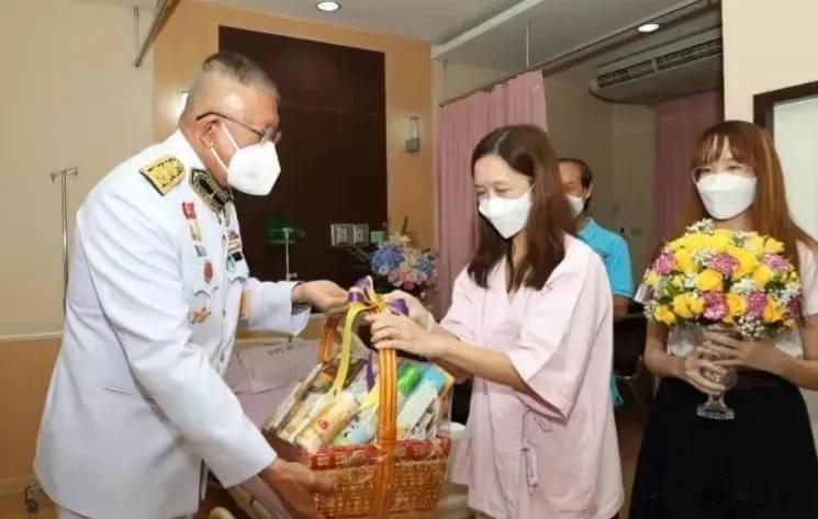 泰国国王和王后派代表慰问枪击案受伤中国游客送的食品篮被网友吐槽。
中国和泰国风俗