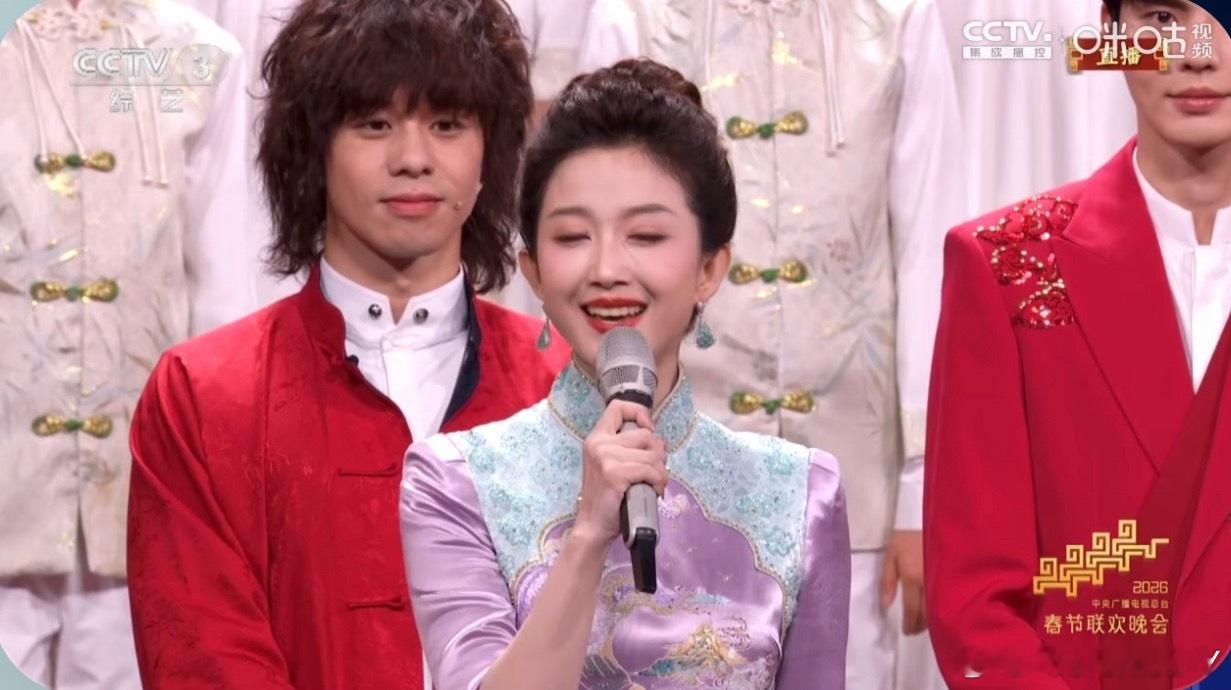 马凡舒刘心悦太幽默了一晚上最好看的衣服留在最后才穿春晚