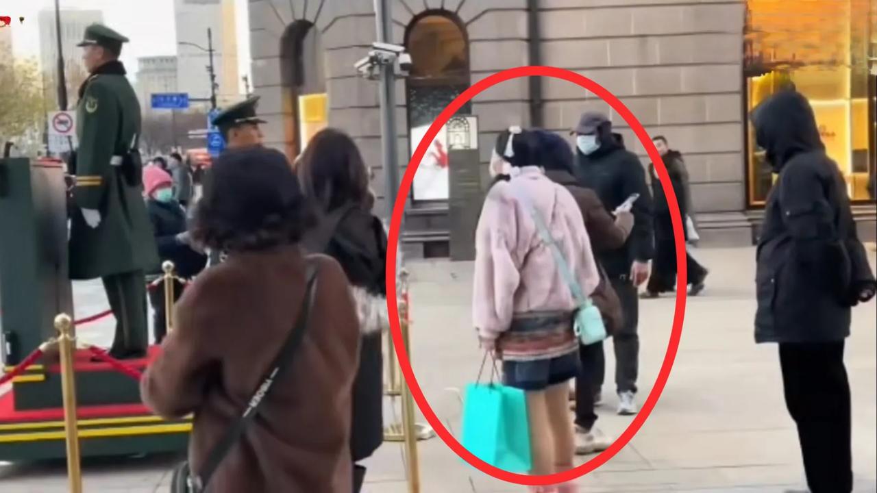 “小仙女”不懂哨兵神圣不可侵犯嘛？在英美早就被清空弹匣了！

昨日上海南京路步行
