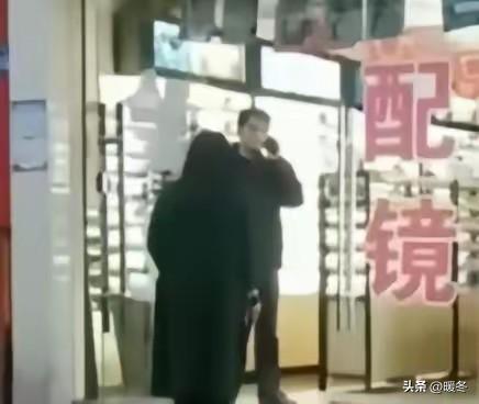 老实人忍13年，最后被逼到搬家，房东居然冲上门砸店！
 
长沙这位开眼镜店的老段