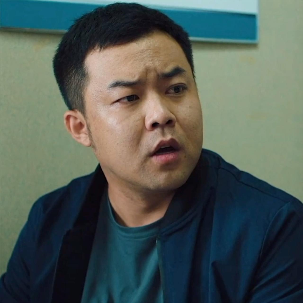 演员，崔志佳说，刚刚参加工作的时候，工资一千多，我花了五百多，给妈妈买了一双鞋，