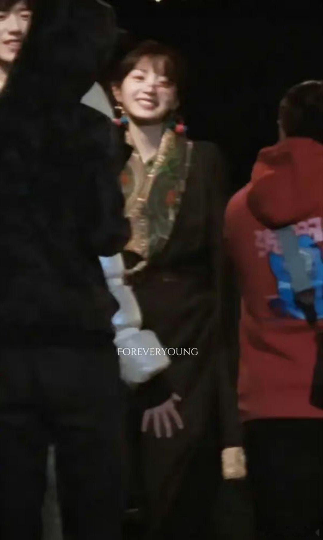 我嘞豆 田曦薇的照片都要糊成啥了 真的是少女感还是喷涌啊 ​​​