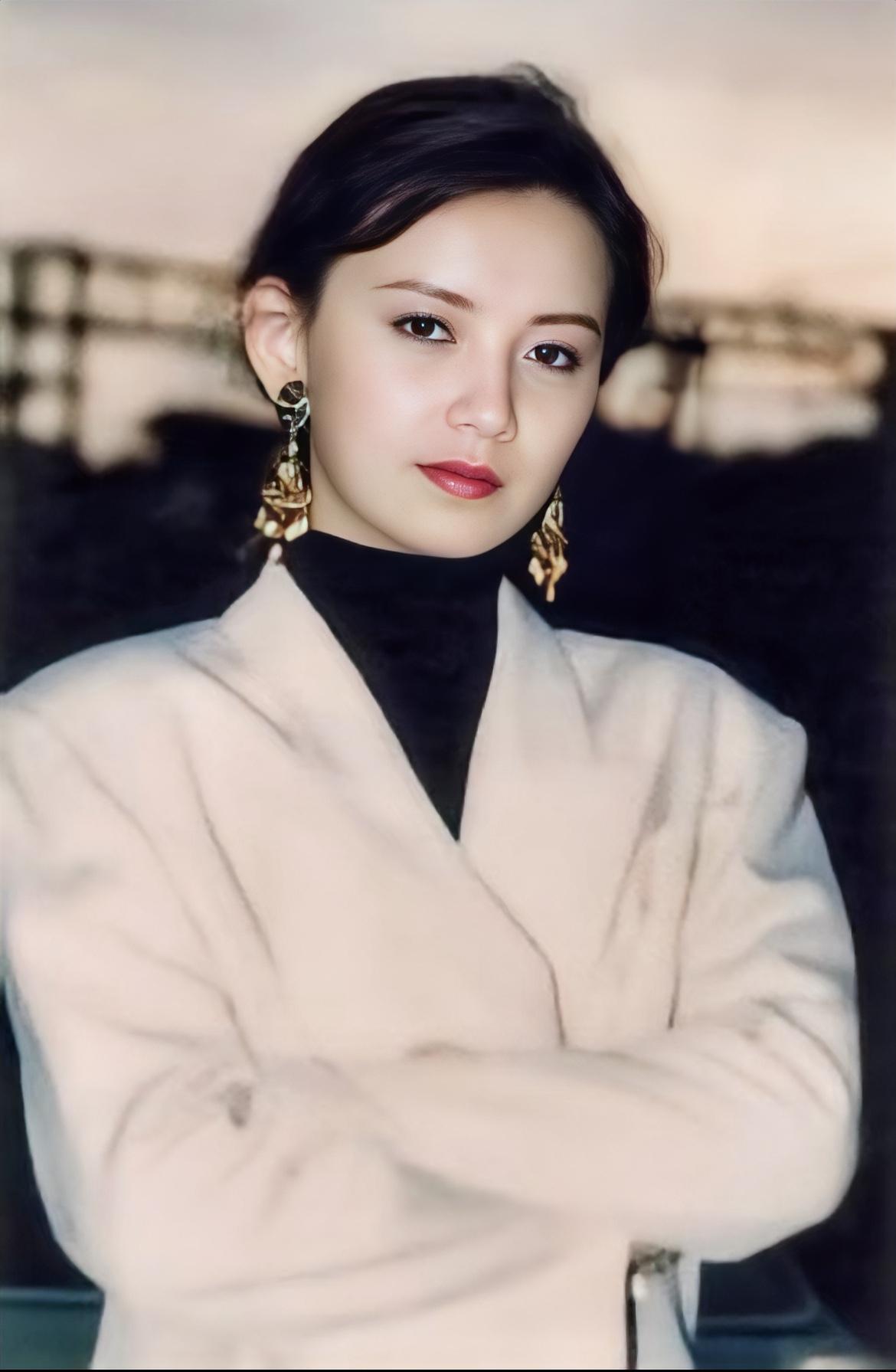 八十年代的香港娱乐圈，堪称一场颜值盛宴。曾华倩便是其中兼具个性与气质的佳人，她生