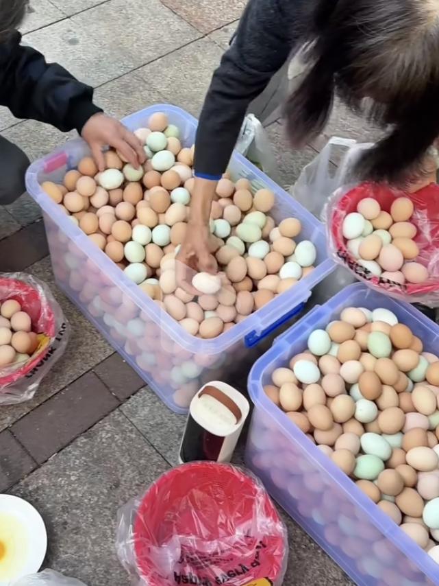 这样的老板注定要发财！
卖鸡蛋的摊位前，一名男士笑着说：拿两个鸡蛋就拿吧，就当没