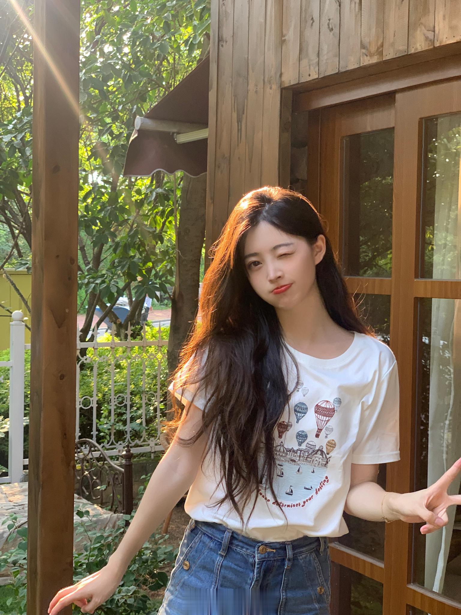 [毛球]爱一些简简单单的穿搭 白t+牛仔裤最舒服啦！ ​​​