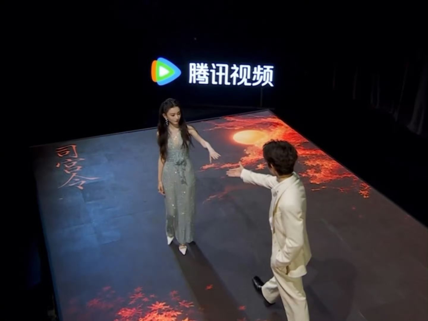 丁禹兮伸手牵宋祖儿这个镜头拍得挺好的！ 
