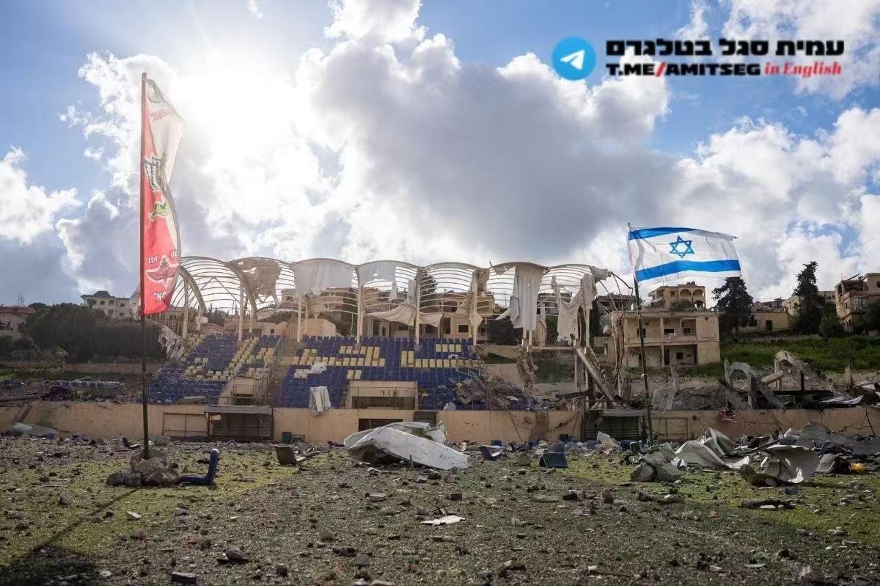🇮🇱❌🇱🇧 — 以色列军队摧毁了黎巴嫩南部宾特朱拜勒的当地体育场，并在场