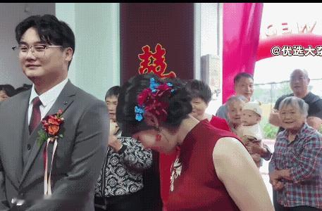 新郎帅气新娘漂亮很般配[赞]。