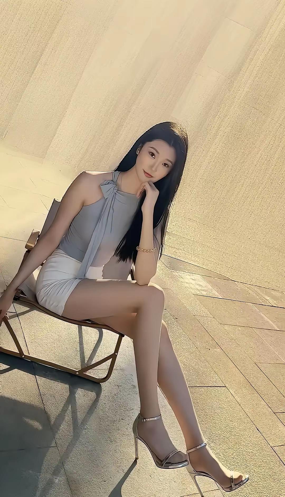 看看，人家是怎么长的，
细腰，长腿，大高个的……