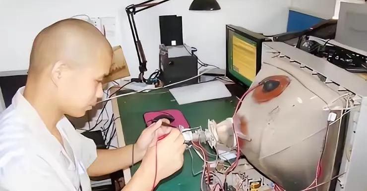 1992年，浙大高材生李红涛被警察逮捕，然而让所有人不敢相信的是，他竟然趁着警察