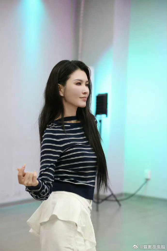 徐洁儿回应没有人亮灯姐姐加油不要气馁很多人喜欢你！相信你是这一季的黑马宝藏姐姐！