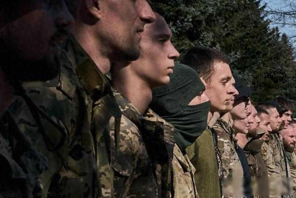 六十岁老兵扛枪上阵，征兵令撕开最后防线，战争进入倒计时阶段

2026年2月初，